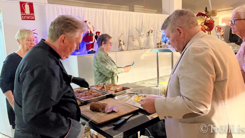 Borðin svignuðu undan kræsingum á jólahlaðborði á Gran Canaria