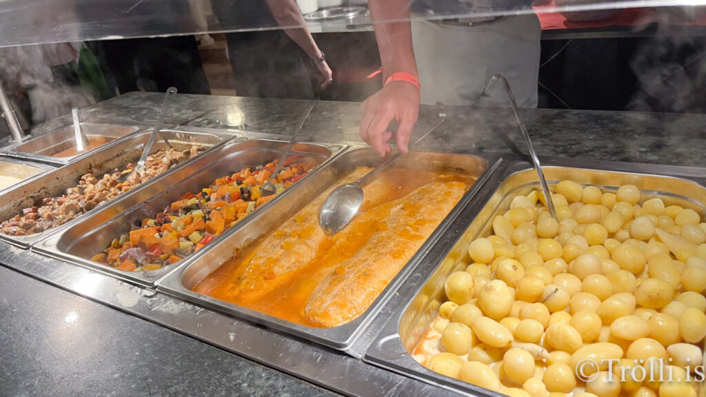 Borðin svignuðu undan kræsingum á jólahlaðborði á Gran Canaria