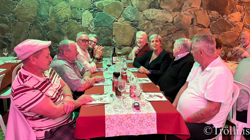 Borðin svignuðu undan kræsingum á jólahlaðborði á Gran Canaria