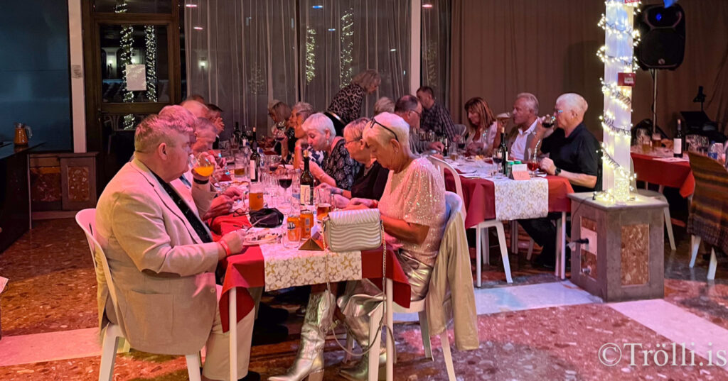 Borðin svignuðu undan kræsingum á jólahlaðborði á Gran Canaria