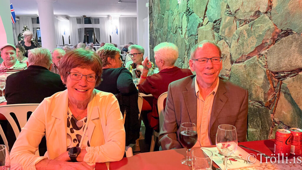 Borðin svignuðu undan kræsingum á jólahlaðborði á Gran Canaria