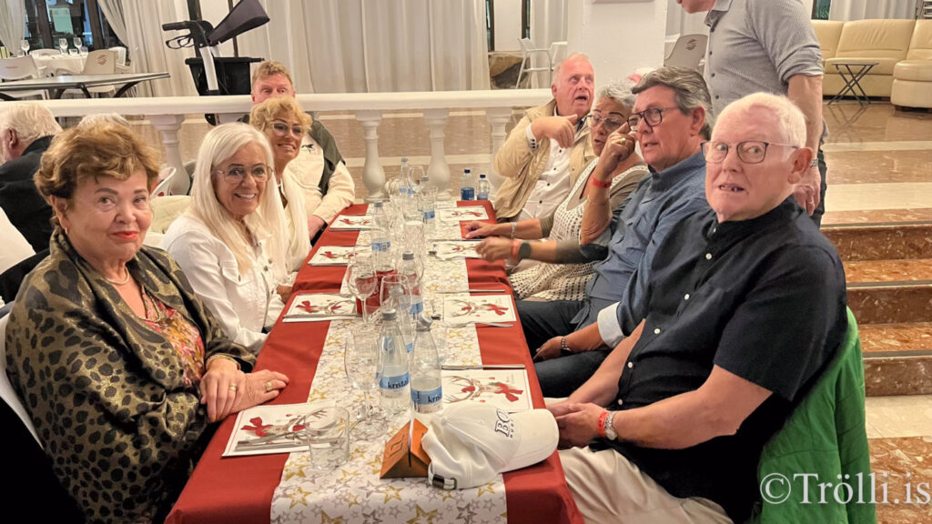 Borðin svignuðu undan kræsingum á jólahlaðborði á Gran Canaria