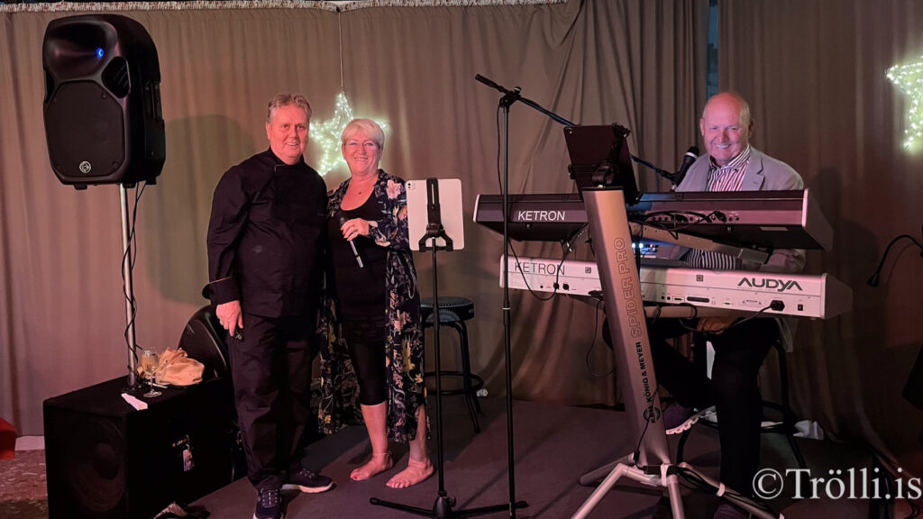 Borðin svignuðu undan kræsingum á jólahlaðborði á Gran Canaria