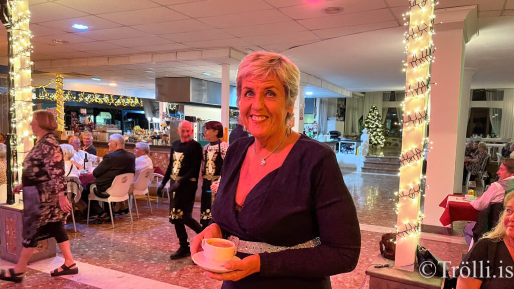 Borðin svignuðu undan kræsingum á jólahlaðborði á Gran Canaria