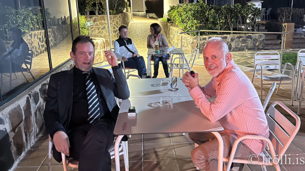 Borðin svignuðu undan kræsingum á jólahlaðborði á Gran Canaria