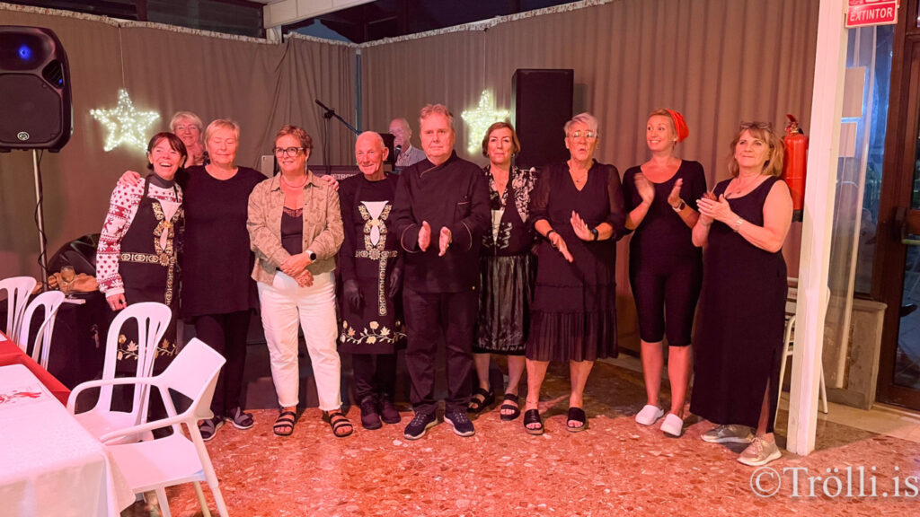 Borðin svignuðu undan kræsingum á jólahlaðborði á Gran Canaria