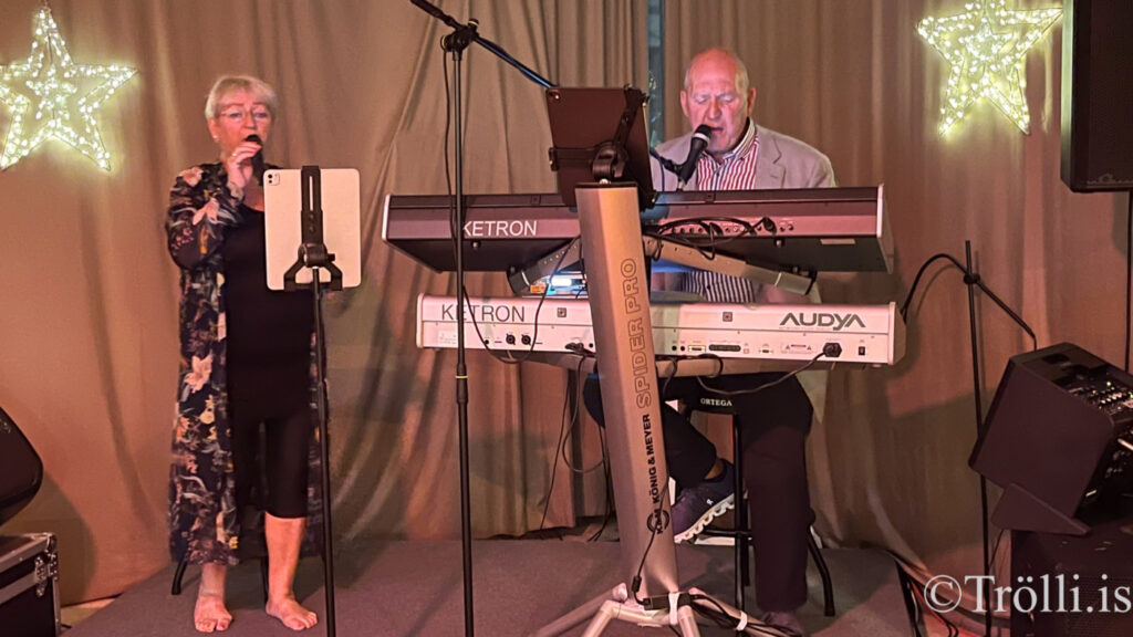 Borðin svignuðu undan kræsingum á jólahlaðborði á Gran Canaria