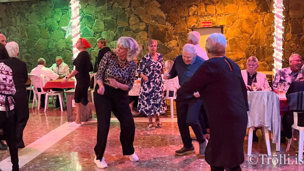 Borðin svignuðu undan kræsingum á jólahlaðborði á Gran Canaria