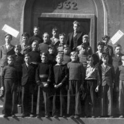 Mynd 2 – Bragi ásamt samnemendum