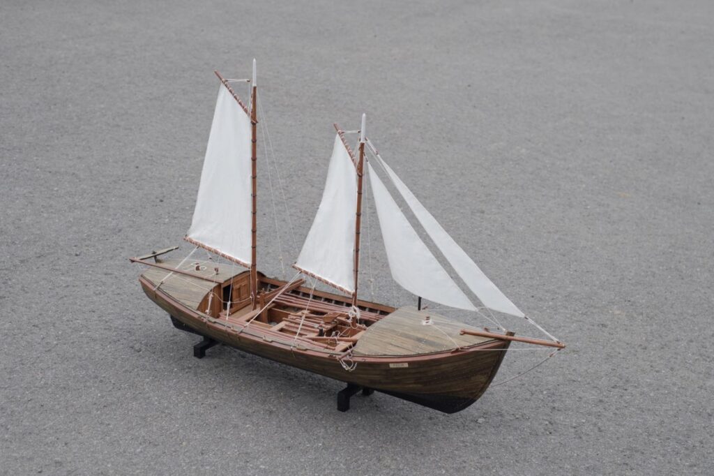 „Þetta er listasmíði“ segir Sigurður Ægisson um handverk Njarðar Sæbergs - Langt var róið og þungur sjór, lítur dagsins ljós