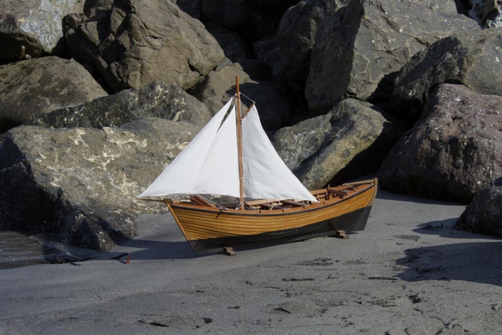 „Þetta er listasmíði“ segir Sigurður Ægisson um handverk Njarðar Sæbergs - Langt var róið og þungur sjór, lítur dagsins ljós