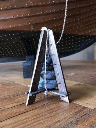 „Þetta er listasmíði“ segir Sigurður Ægisson um handverk Njarðar Sæbergs - Langt var róið og þungur sjór, lítur dagsins ljós