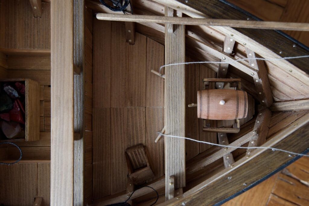 „Þetta er listasmíði“ segir Sigurður Ægisson um handverk Njarðar Sæbergs - Langt var róið og þungur sjór, lítur dagsins ljós