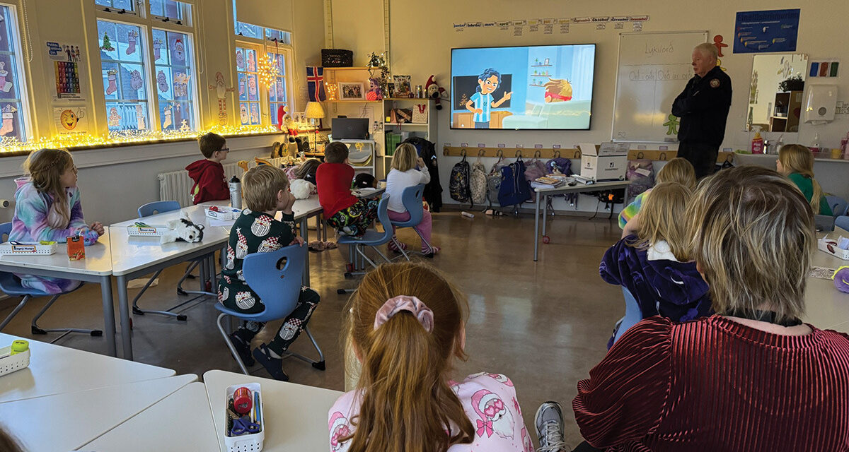 „Hvað gerum við ef það kviknar í?“ 3. bekkur fékk fræðslu frá slökkviliðinu