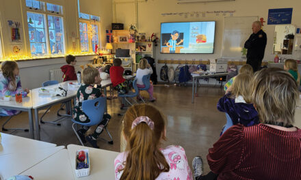 „Hvað gerum við ef það kviknar í?“ 3. bekkur fékk fræðslu frá slökkviliðinu