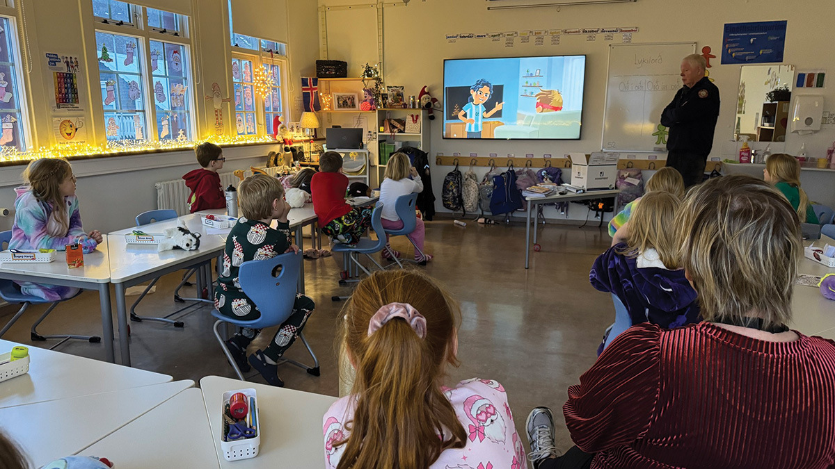 „Hvað gerum við ef það kviknar í?“ 3. bekkur fékk fræðslu frá slökkviliðinu