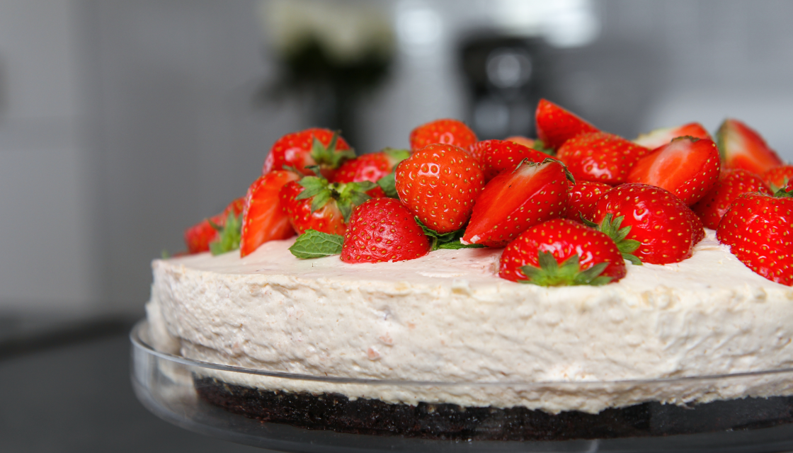 Browniekaka með daim og jarðaberjafrauði