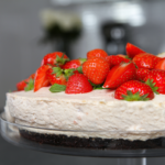 Browniekaka með daim og jarðaberjafrauði