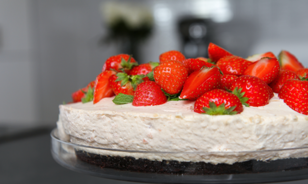 Browniekaka með daim og jarðaberjafrauði