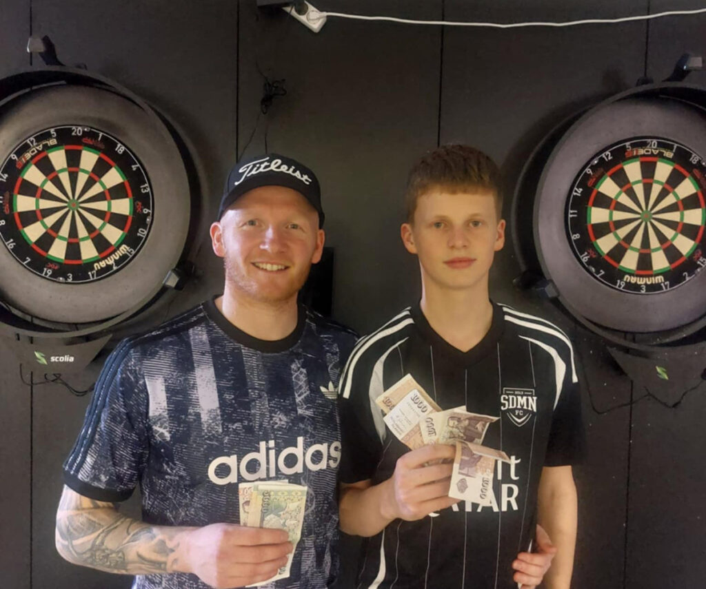 Feðgar mættust í úrslitum á pílumóti í Fjallabyggð