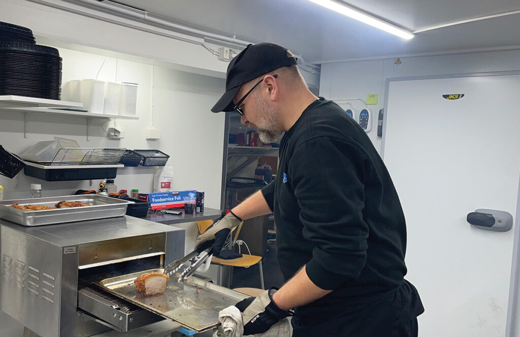 Langþráður Jólaborgari Daníels fyllti Fiskbúð Fjallabyggðar