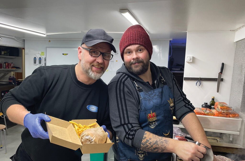 Langþráður Jólaborgari Daníels fyllti Fiskbúð Fjallabyggðar