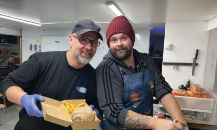 Langþráður Jólaborgari Daníels fyllti Fiskbúð Fjallabyggðar – Myndir