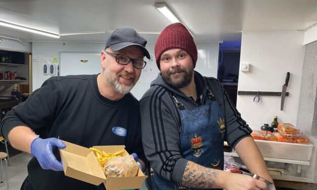 Langþráður Jólaborgari Daníels fyllti Fiskbúð Fjallabyggðar – Myndir