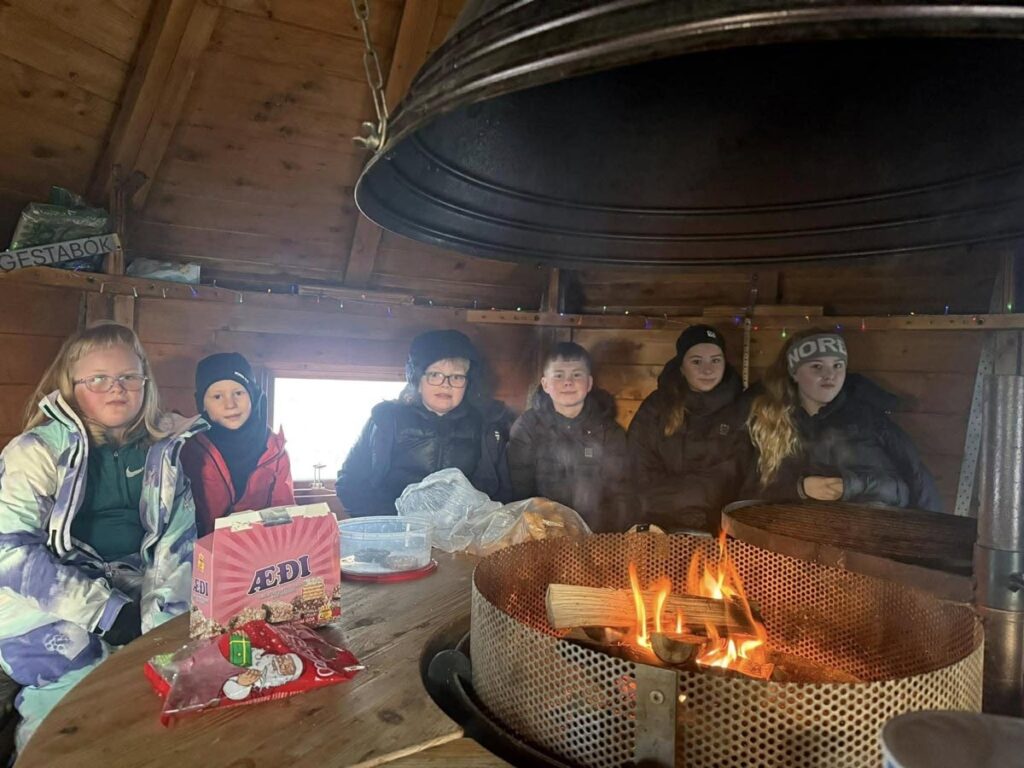 Myndasafn: Ljósin komin upp eftir vel skipulagðan vinnudag - Gömul og góð hefð að loknu dagsverki