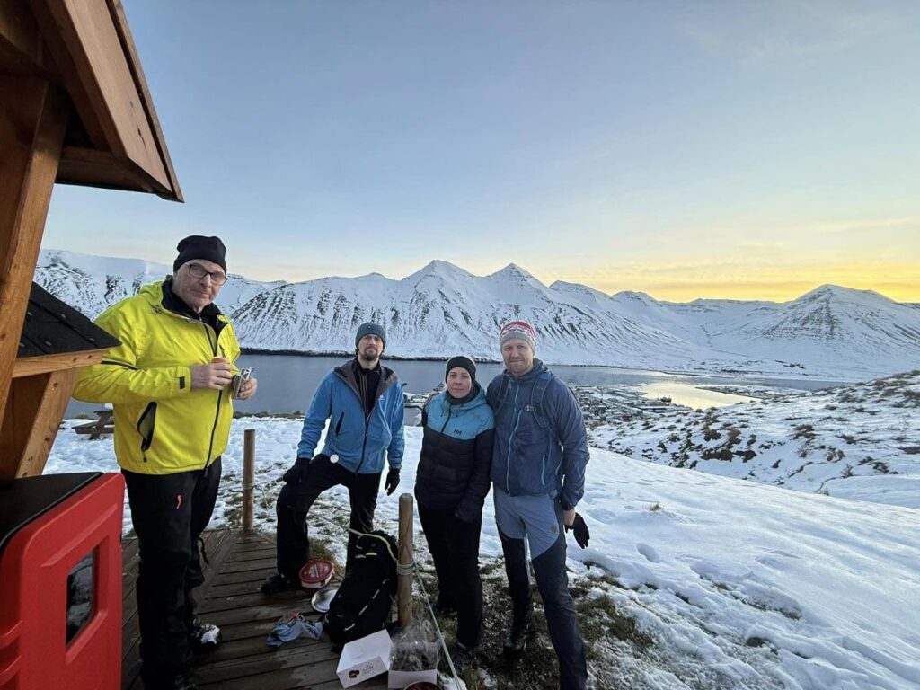 Myndasafn: Ljósin komin upp eftir vel skipulagðan vinnudag - Gömul og góð hefð að loknu dagsverki