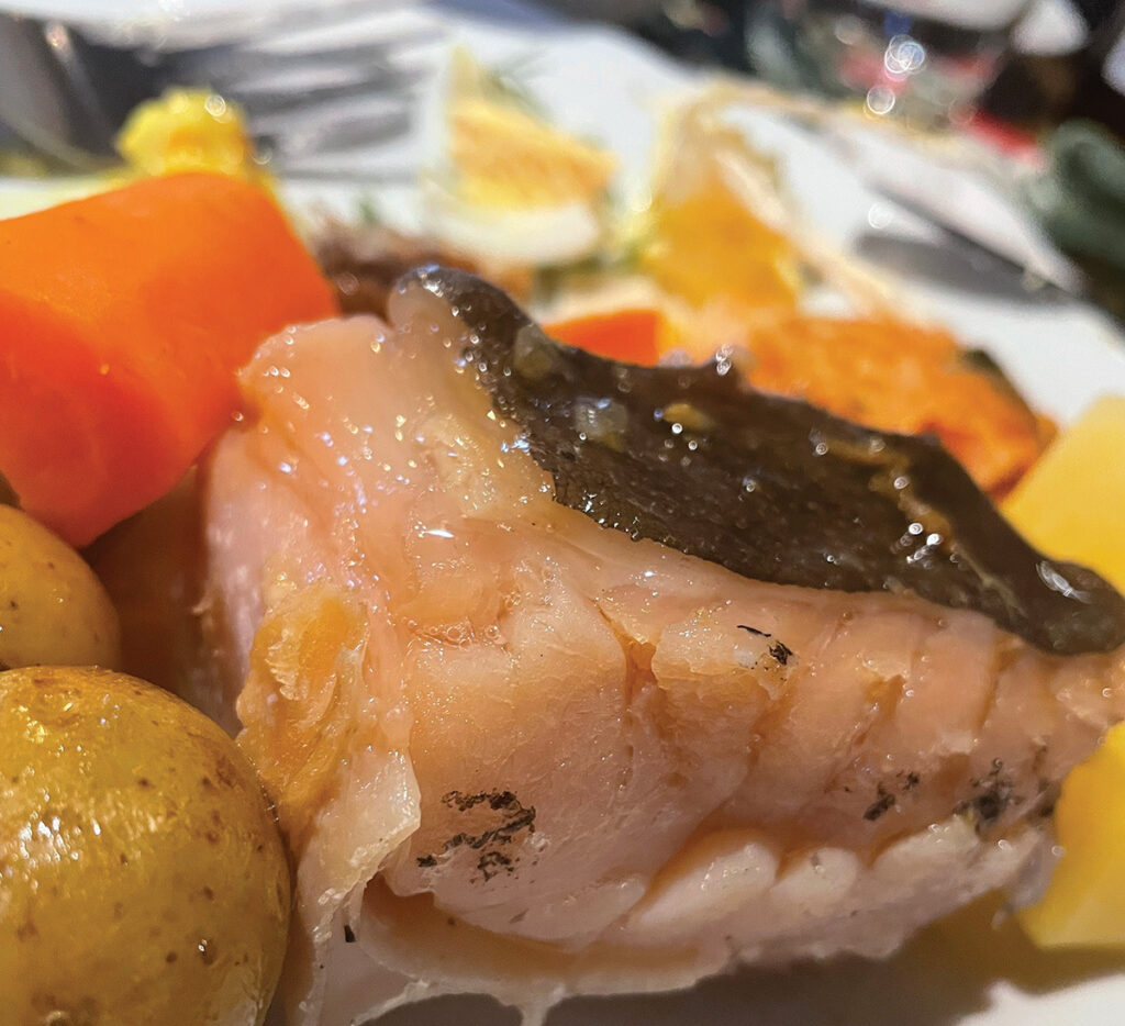 Þéttsetið og góð stemning þegar Síldarkaffi bauð upp á kæsta skötu - Myndir og vídeó