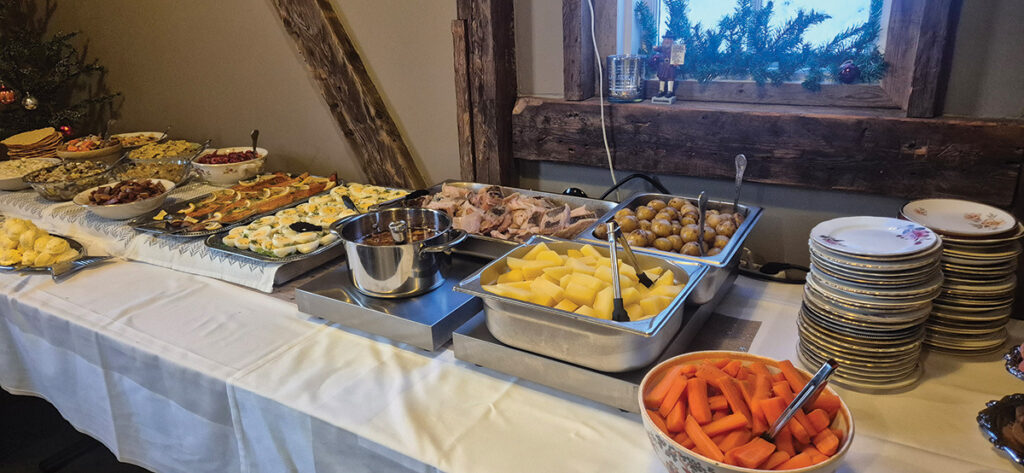 Þéttsetið og góð stemning þegar Síldarkaffi bauð upp á kæsta skötu - Myndir og vídeó