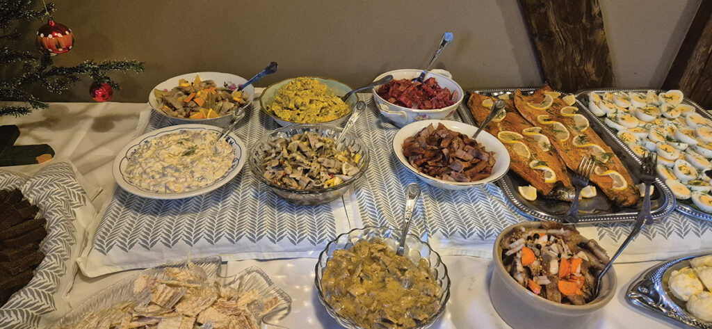 Þéttsetið og góð stemning þegar Síldarkaffi bauð upp á kæsta skötu - Myndir og vídeó