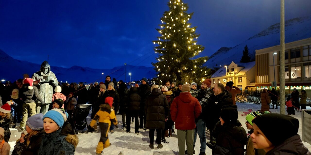 Jólaljósin tendruð á Ráðhústorgi á Siglufirð – Myndir