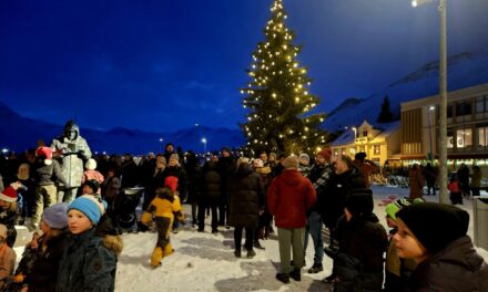 Jólaljósin tendruð á Ráðhústorgi á Siglufirð – Myndir