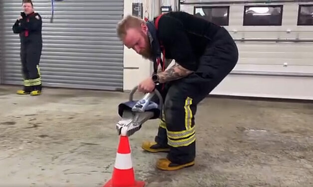 Eggjaþraut slökkviliðsmanna vakti athygli á jólaæfingu ársins – Vídeó