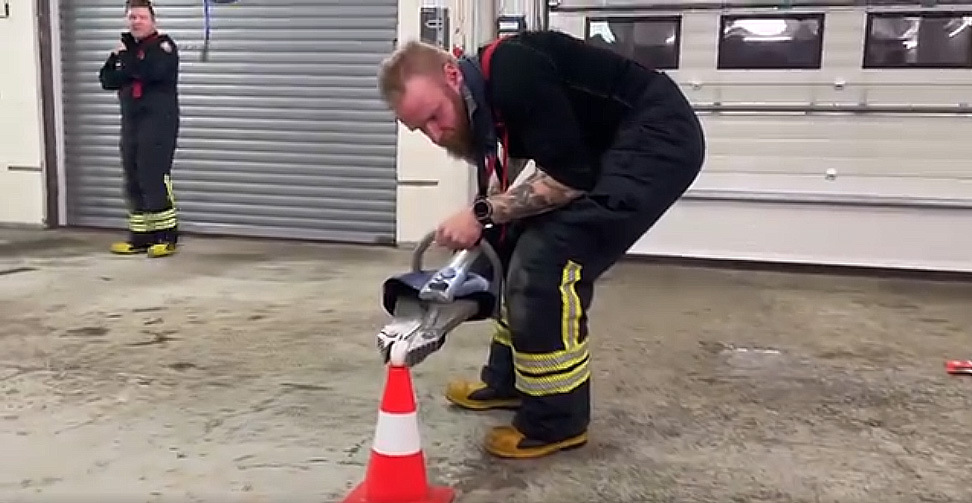 Eggjaþraut slökkviliðsmanna vakti athygli á jólaæfingu ársins – Vídeó