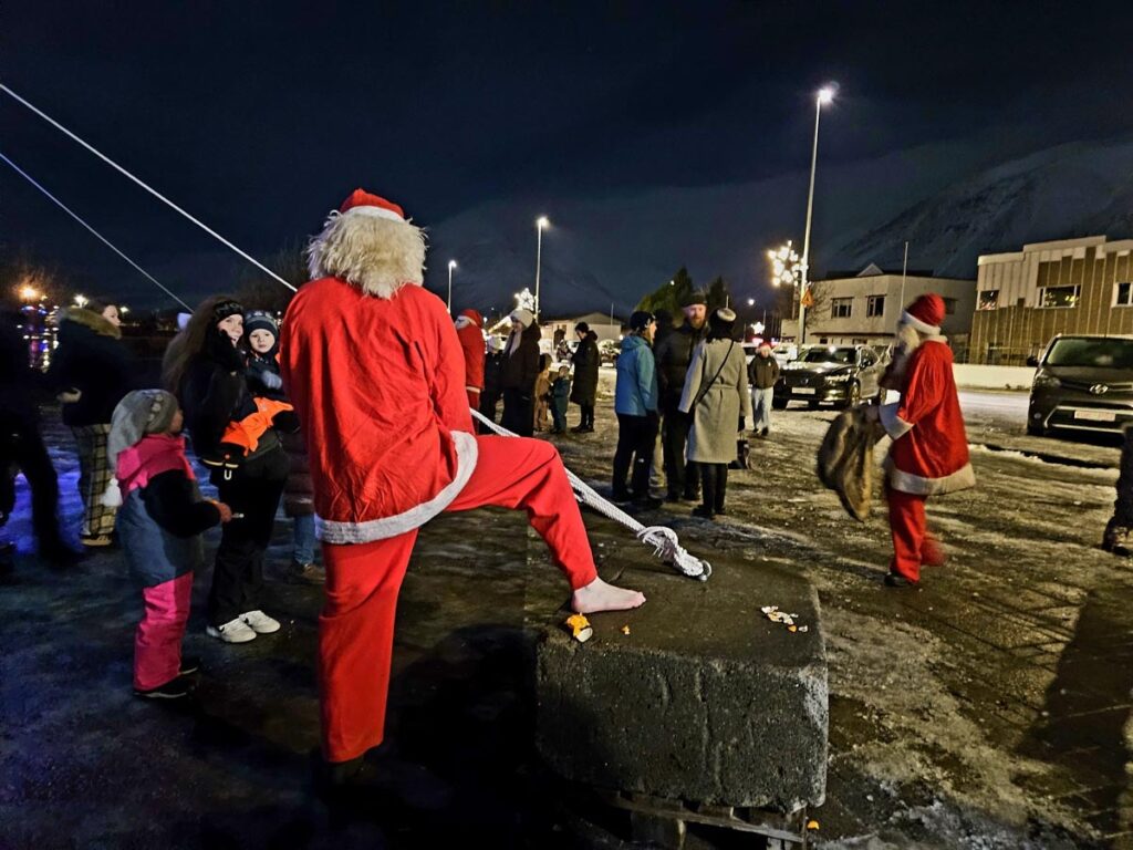 Jólaljós tendruð við Tjarnarborg og hátíðarkvöld í miðbæ Ólafsfjarðar - Myndir