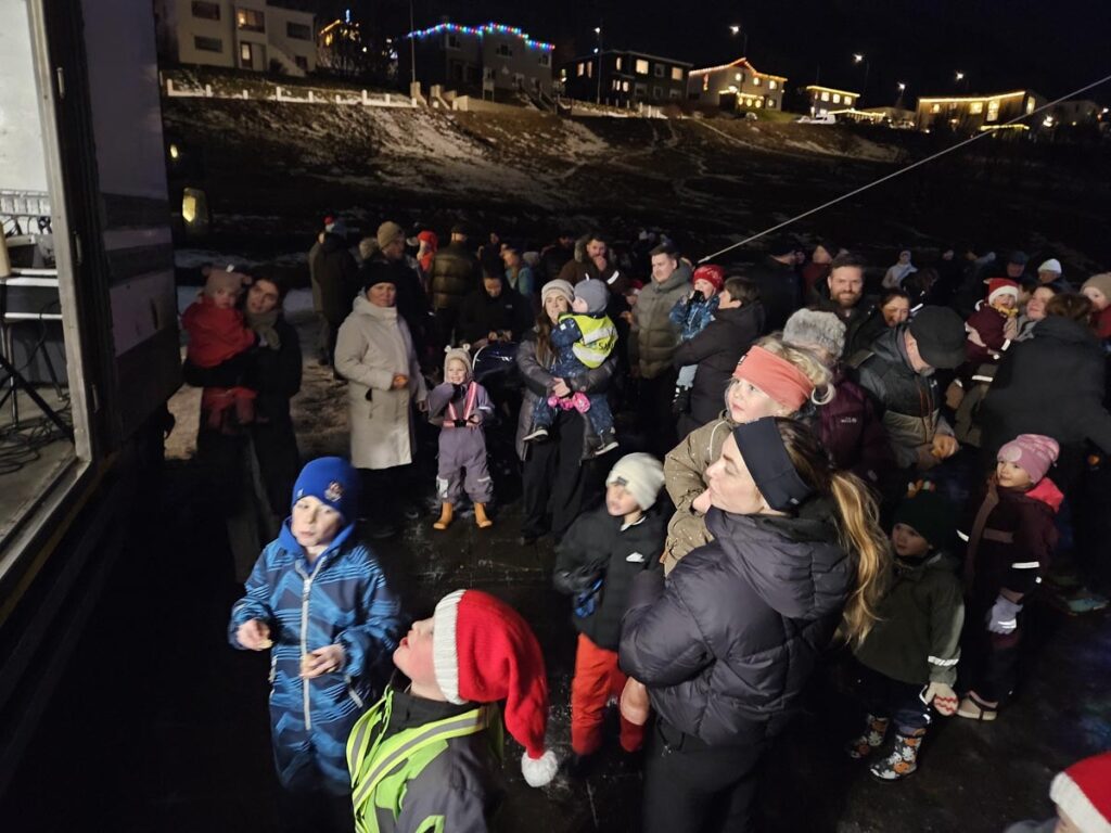 Jólaljós tendruð við Tjarnarborg og hátíðarkvöld í miðbæ Ólafsfjarðar - Myndir