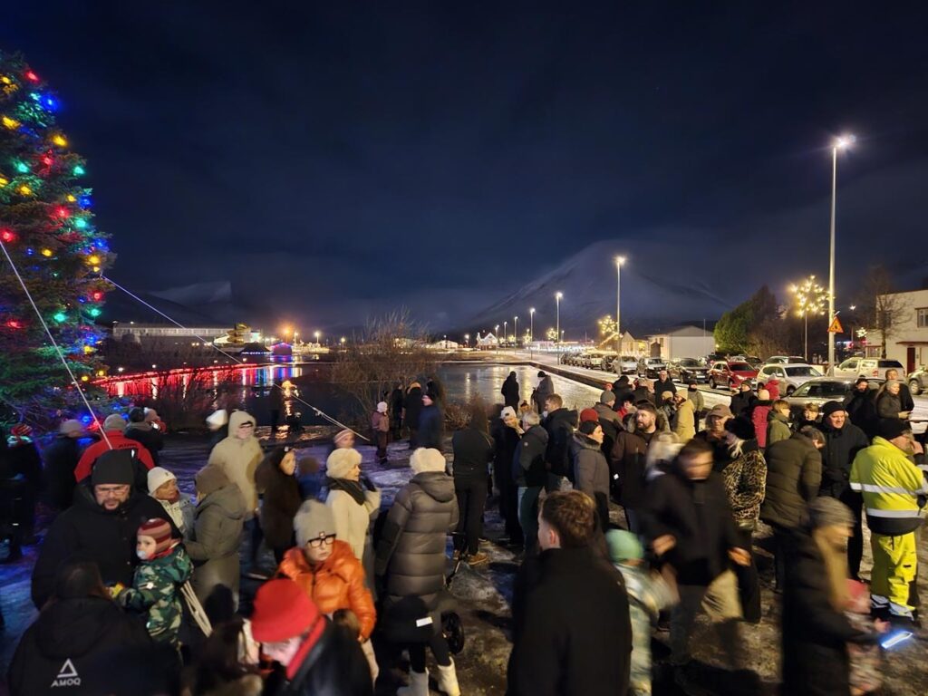 Jólaljós tendruð við Tjarnarborg og hátíðarkvöld í miðbæ Ólafsfjarðar - Myndir