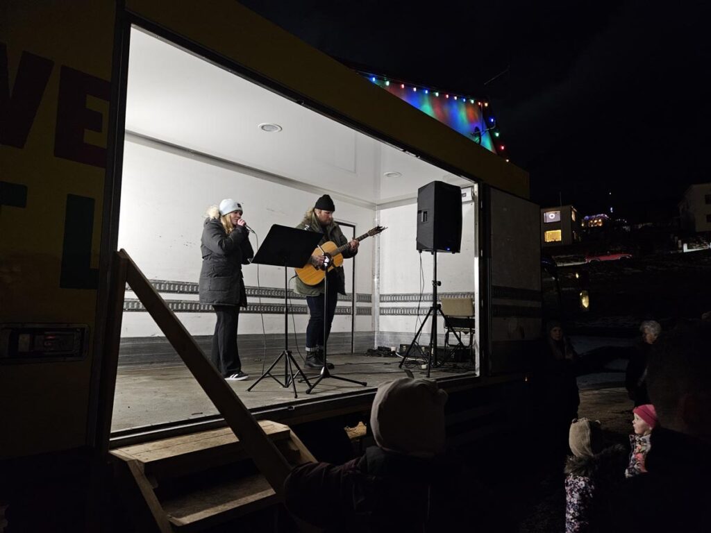 Jólaljós tendruð við Tjarnarborg og hátíðarkvöld í miðbæ Ólafsfjarðar - Myndir