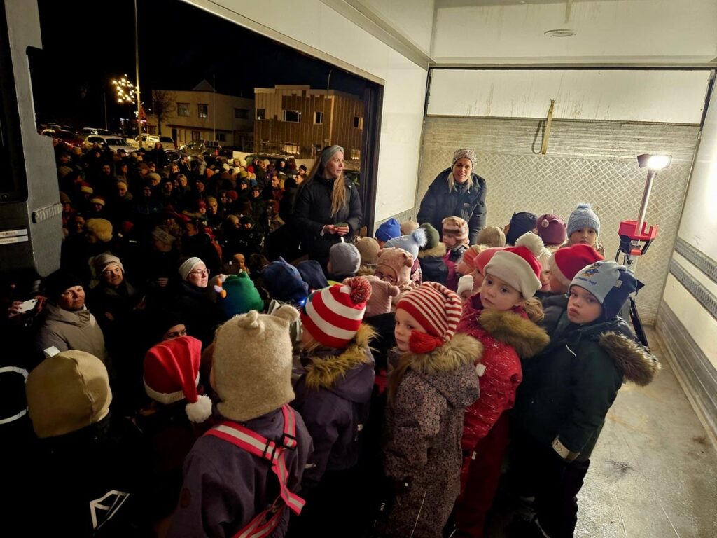 Jólaljós tendruð við Tjarnarborg og hátíðarkvöld í miðbæ Ólafsfjarðar - Myndir