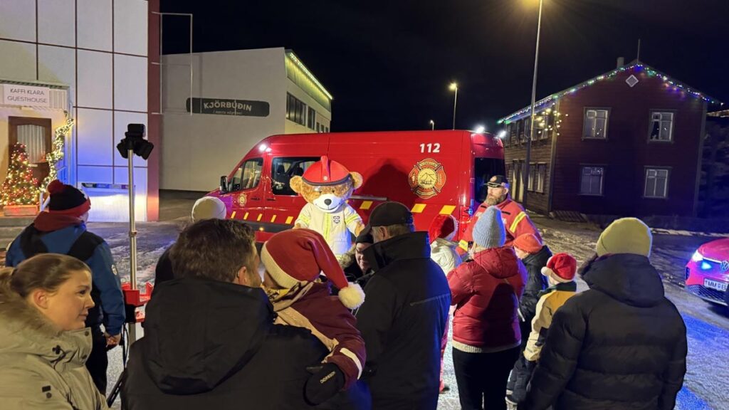 Jólaljós tendruð við Tjarnarborg og hátíðarkvöld í miðbæ Ólafsfjarðar - Myndir