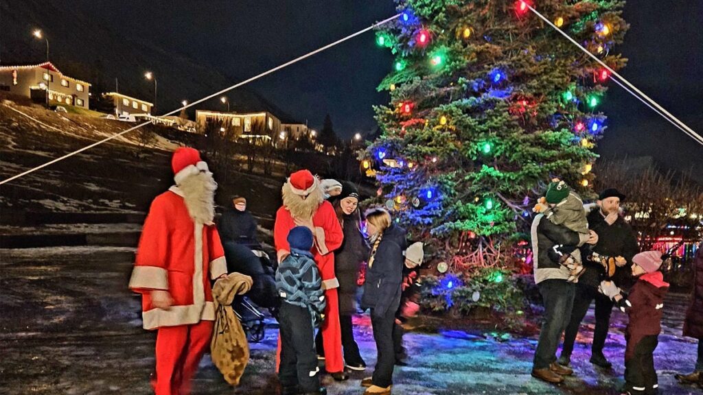 Jólaljós tendruð við Tjarnarborg og hátíðarkvöld í miðbæ Ólafsfjarðar - Myndir