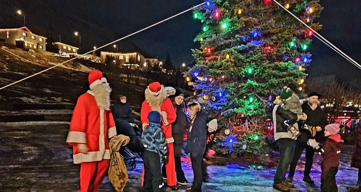 Jólaljós tendruð við Tjarnarborg og hátíðarkvöld í miðbæ Ólafsfjarðar – Myndir