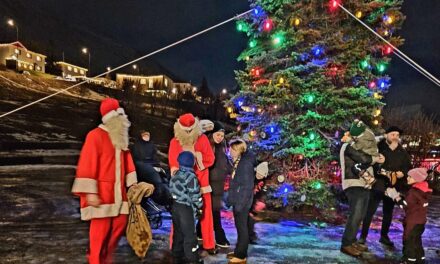 Jólaljós tendruð við Tjarnarborg og hátíðarkvöld í miðbæ Ólafsfjarðar – Myndir