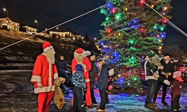 Jólaljós tendruð við Tjarnarborg og hátíðarkvöld í miðbæ Ólafsfjarðar – Myndir