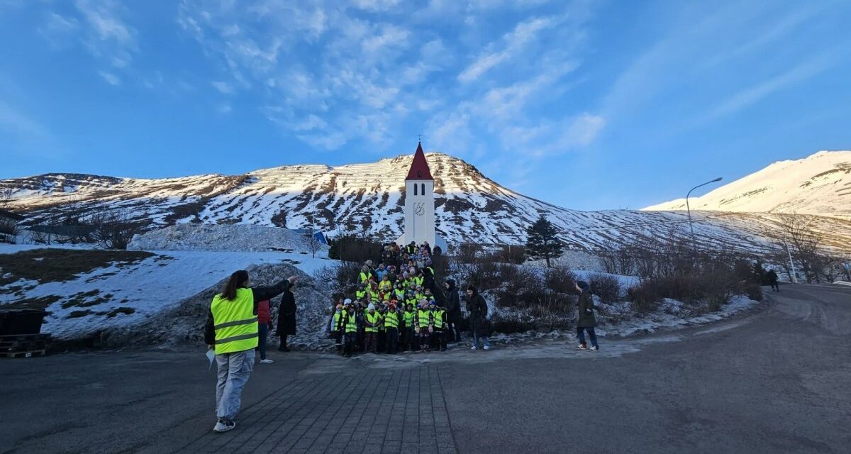 Börnin sungu saman og fögnuðu sólinni