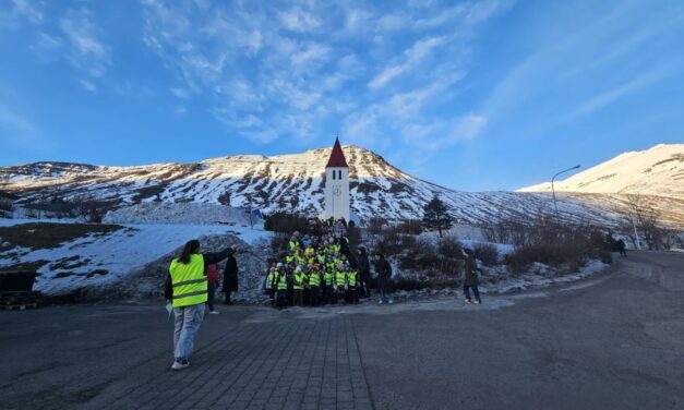 Börnin sungu saman og fögnuðu sólinni