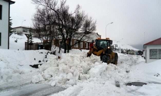 Snjómokstur á Laugarveginum fyrir 14 árum – Myndasyrpa